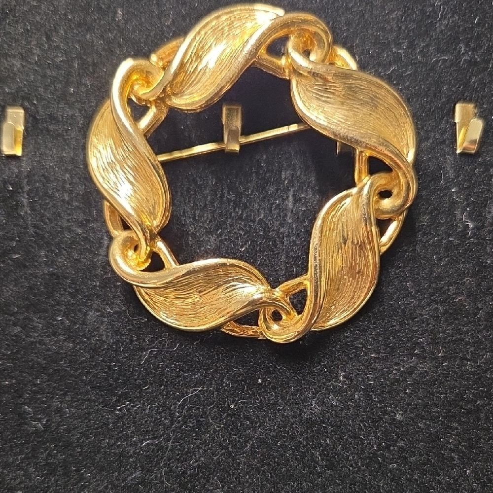 Elegant Gold Leaf Circle Brooch